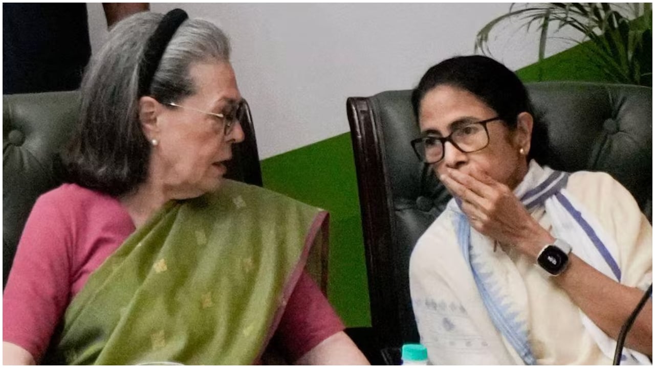 ടിഎംസി-കോൺഗ്രസ് ലയന നിർദ്ദേശങ്ങൾക്കിടെ സോണിയയുമായി മമതയുടെ നിർണായക കൂടിക്കാഴ്ച; വിമതർ പെരുകുന്നു, പാർലമെന്റിൽ അംഗസംഖ്യ കൂട്ടാമെന്ന പ്രതീക്ഷയിൽ ബിജെപി