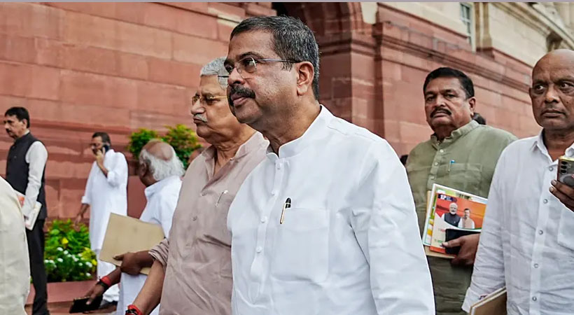 പാറ്റകൾക്ക് മുന്നിൽ മുട്ടുമടക്കി: ധർമേന്ദ്ര പ്രധാൻ രാജിവച്ചു