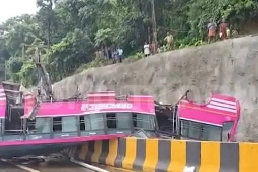 കുറ്റിപ്പുറത്ത് ബസ് തലകീഴായി മറിഞ്ഞ് അപകടം: യുവാവിന് ദാരുണാന്ത്യം, 3 പേർക്ക് ഗുരുതര പരിക്ക്, നിരവധി പേർ ചികിത്സയിൽ