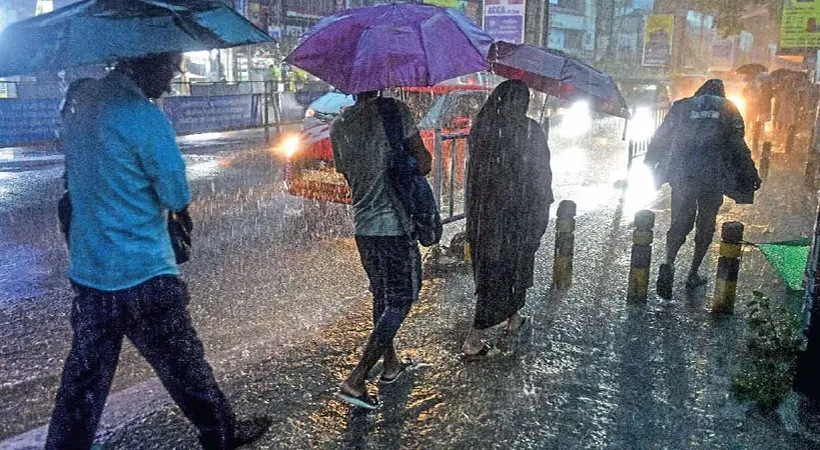 രക്ഷയില്ലാത്ത മഴ, കോഴിക്കോട് ഖനനത്തിനും ജലാശയങ്ങൾ സന്ദർശിക്കുന്നതിനും നിരോധനം; രാത്രികാല മലയോര യാത്രകൾ ഒഴിവാക്കാൻ നിർദേശം
