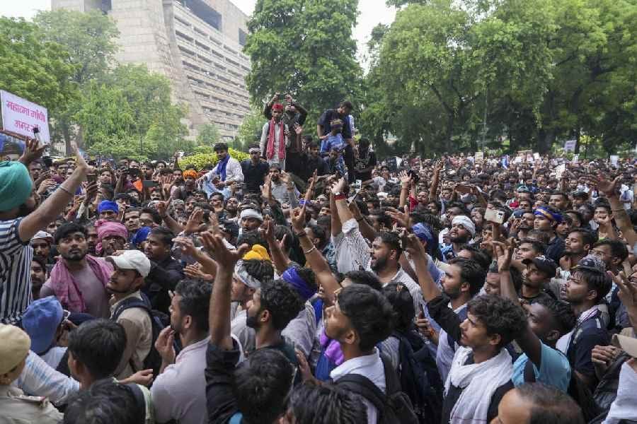 കോക്രോച്ച് ജനതാ പാർട്ടി പാർലമെന്റ് മാർച്ച് തടഞ്ഞു; ദില്ലിയിൽ വീണ്ടും സംഘർഷം, മെട്രോ സ്റ്റേഷനുകൾ അടച്ചു