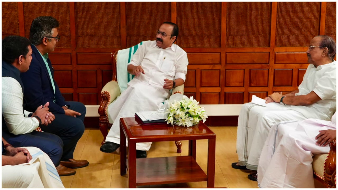 ‘മുഖ്യമന്ത്രി പറഞ്ഞത് കള്ളമല്ല’; ടാറ്റാ ചർച്ചയുടെ ചിത്രങ്ങൾ പുറത്തുവിട്ട് പി.കെ കുഞ്ഞാലിക്കുട്ടി