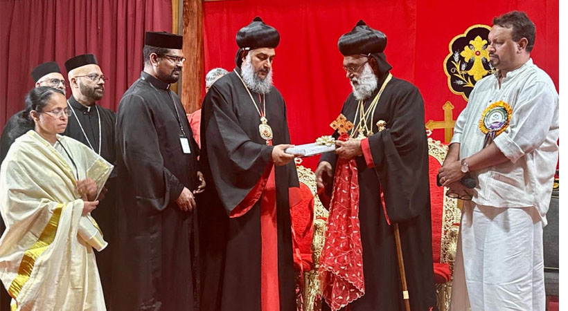 കാലത്തിന്റെ ചുവരെഴുത്തുകള്‍ എന്ന പുസ്തകം ശ്രേഷ്ഠബാവ പ്രകാശനം ചെയ്തു
