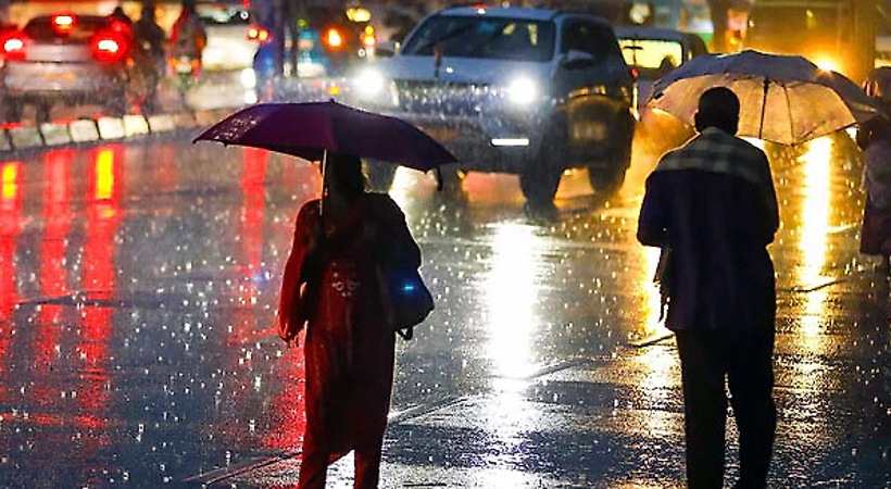 പെരുമഴയിൽ രക്ഷയില്ലാതെ കേരളം, 10 ജില്ലകളിലെ വിദ്യാഭ്യാസ സ്ഥാപനങ്ങൾക്ക് നാളെ അവധി