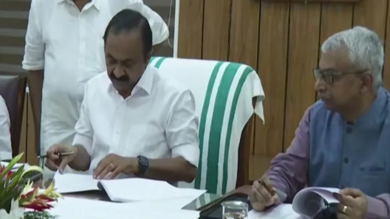 ഓണക്കാലത്ത് പ്രവാസികൾക്ക് സന്തോഷം, ക്ഷേമ പെന്‍ഷന്  32 കോടി അനുവദിച്ച് സതീശൻ സർക്കാർ