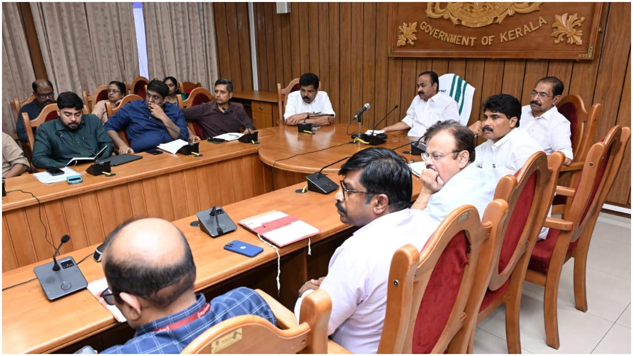 കേരളത്തിൽ പ്രളയ പ്രതിരോധത്തിന് പുതിയ പദ്ധതി; ഐ.ഐ.ടി സംഘം സമഗ്ര രൂപരേഖ മുഖ്യമന്ത്രിക്ക് കൈമാറി
