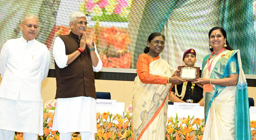 ഇന്ത്യയുടെ അഭിമാനമായ സംഗീത നാടക അക്കാദമി അവാര്‍ഡ് ഏറ്റുവാങ്ങി ഡോ. സുനന്ദ നായര്‍