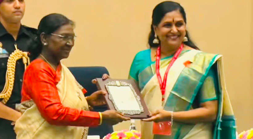 അമേരിക്കയിലെ ഇന്ത്യന്‍ സമൂഹത്തിന് അഭിമാനമായി ഡോ. സുനന്ദ നായര്‍; കേന്ദ്ര അക്കാദമി പുരസ്‌കാരം രാഷ്ട്രപതിയില്‍ നിന്ന് ഏറ്റുവാങ്ങി