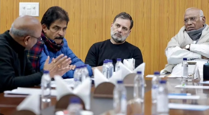 വോട്ട് ചോരി ഉയർത്തിയ രാഹുലിന് കോൺഗ്രസ് പ്രവർത്തകസമിതിയുടെ അഭിനന്ദനം, ഗ്യാനേഷ് കുമാറിനെ മാറ്റണം, മോദി രാജിവെക്കണം; ആഞ്ഞടിച്ച് ഖാർഗെ