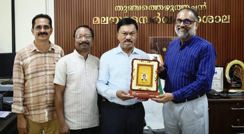 ഫൊക്കാന പ്രസിഡന്റ് ഫിലിപ്പോസ് ഫിലിപ്പിന് മലയാളം സര്വ്വകലാശാലയുടെ ആദരവ്