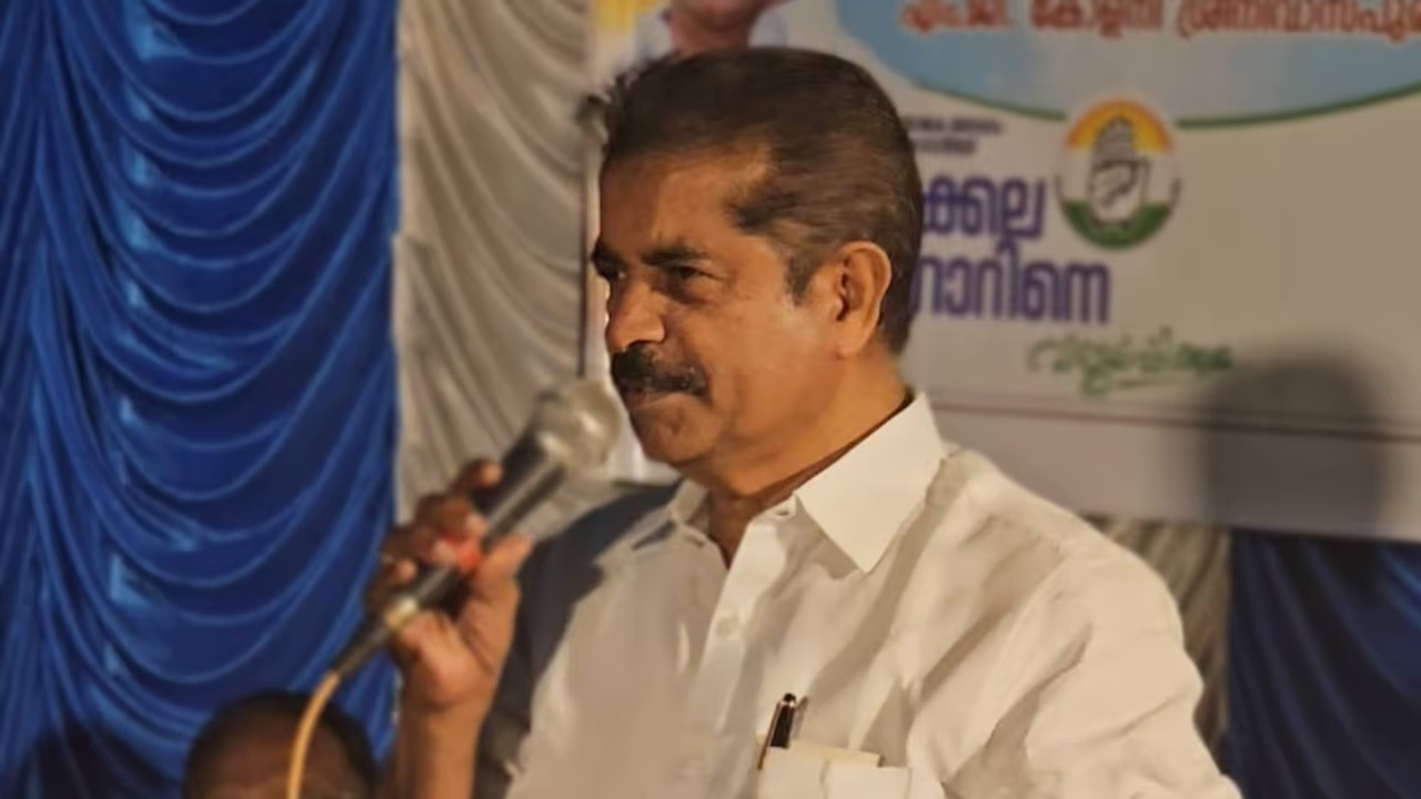 അടുക്കാതെ അടൂർ പ്രകാശ്, പരാതിയുമായി എഐസിസിക്ക് മുന്നിലേക്ക്; കോൺഗ്രസിൽ അസാധാരണ പ്രതിസന്ധി, നേതൃത്വം ഇടപെട്ടേക്കും