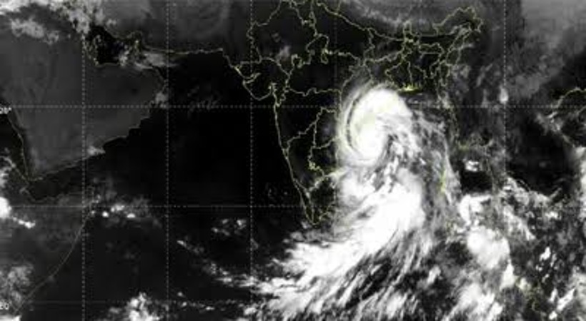 തീവ്ര ചുഴലിക്കാറ്റായി ‘അർണബ്’, 140 കിമീ വരെ വേഗതയോടെ ആന്ധ്രാ തീരത്തേക്ക് നീങ്ങുന്നു; കനത്ത ജാഗ്രതയിൽ മൂന്ന് സംസ്ഥാനങ്ങൾ