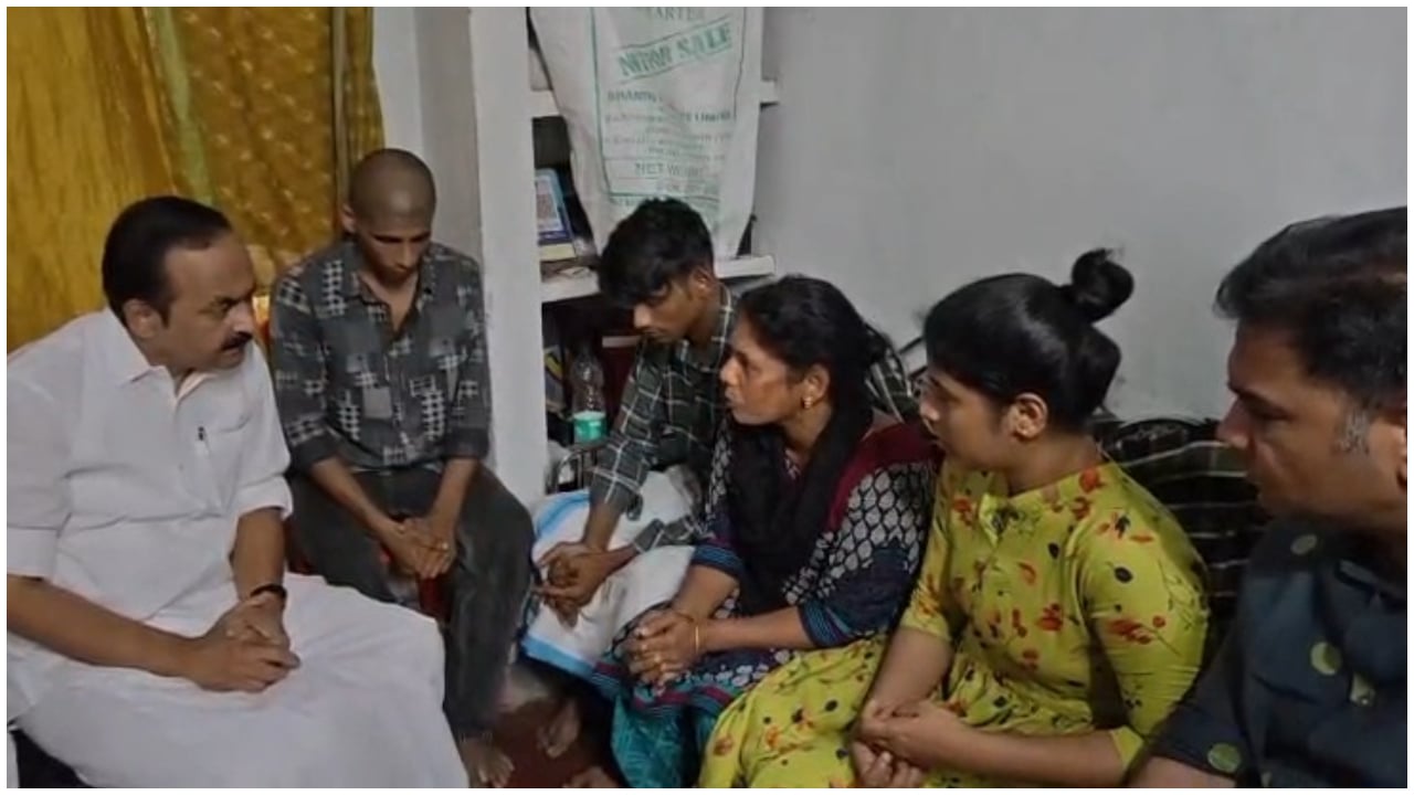 ചേരാനല്ലൂർ വാഹനാപകടം: ജയബാലകൃഷ്ണന്റെ വീട്ടിലെത്തി മുഖ്യമന്ത്രി വി. ഡി. സതീശൻ; ജഡ്ജിക്കെതിരെ തെളിവുനശീകരണ പരാതി നൽകി കുടുംബം