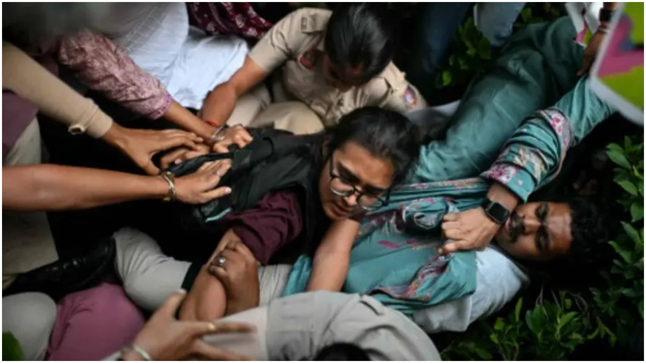 ദീപ്കെയും നേഹയും കസ്റ്റഡിയിൽ, സമരകേന്ദ്രമായി കൊണാട്ട് പ്ലേസ്; ദേശീയപതാകയേന്തി പ്രതിഷേധിച്ച് പ്രവർത്തകർ, ഡൽഹിയിൽ സംഘർഷാവസ്ഥ, നിരോധനാജ്ഞ