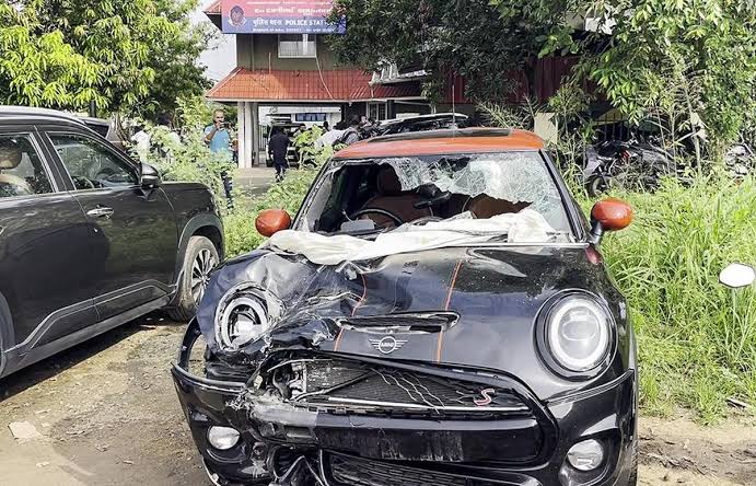 നെടുമ്പാശേരി മിനി കൂപ്പർ അപകടക്കേസ്: പ്രതികൾ വീണ്ടും പോലീസ് കസ്റ്റഡിയിൽ; നാളെ വൈകീട്ട് 5 വരെ സമയം അനുവദിച്ച് അങ്കമാലി കോടതി