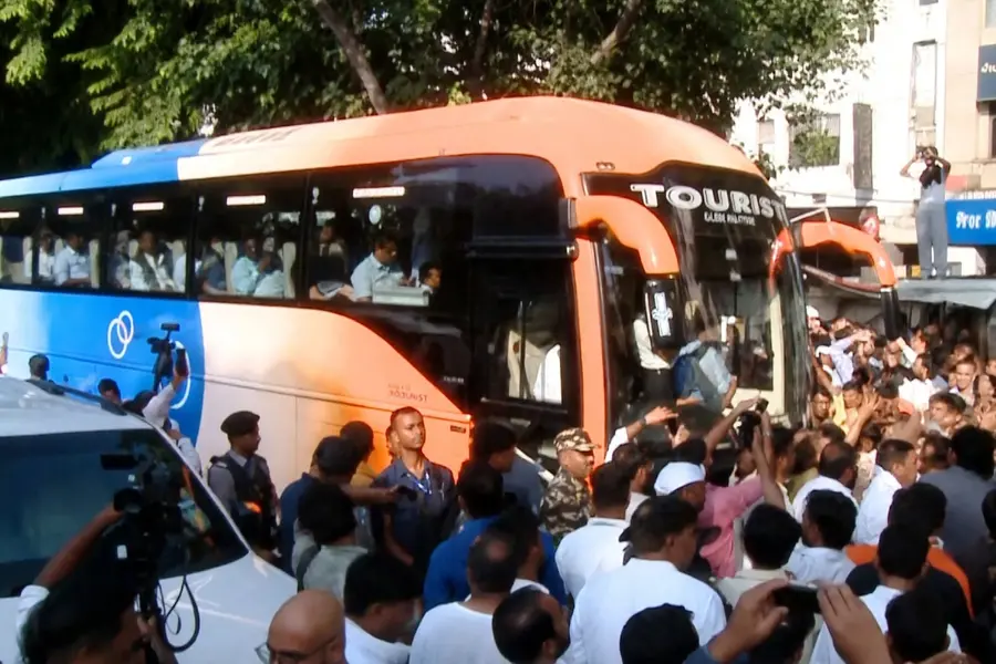 ഗ്യാനേഷ് കുമാറിനെതിരെ കടുപ്പിച്ച് ഇന്ത്യാ സഖ്യം, ഇന്നും പ്രതിഷേധമാളുന്നു; പ്രതിപക്ഷ എംപിമാർ ബസിൽ ജന്തർ മന്തറിലേക്ക്; വഴികൾ അടച്ച് പൊലീസ്
