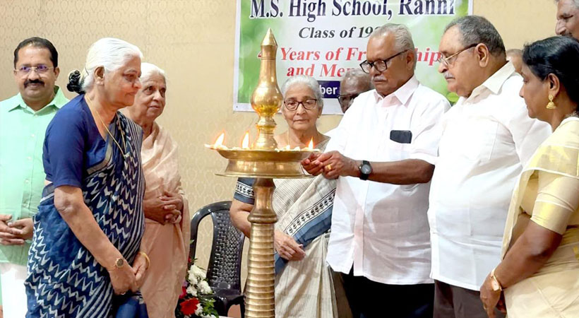 നവ്യാനുഭവമായി നാല്പ്പത് വര്ഷത്തിന് ശേഷമുള്ള സുഹൃത്തുക്കളുടെ ഒത്തുചേരല്